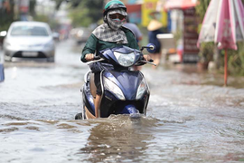 Không mưa, không triều cường, vì sao đường 38 ở TP Thủ Đức ngập sâu?