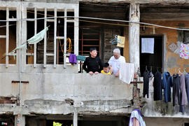 Ảnh: Cuộc sống của 7 hộ dân trong chung cư chờ sập ở TP Vinh