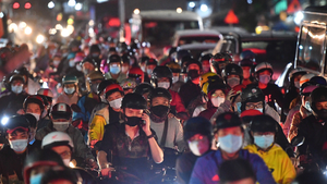 Video: Dòng xe hướng từ miền Tây chen nhau quay lại TP.HCM