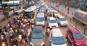 Dân ùn ùn trở lại sau kỳ nghỉ Tết dương lịch, nhiều tuyến đường Thủ đô kẹt cứng