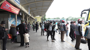 Video: Bến xe quá tải, đường phố Hà Nội kẹt cứng sau kỳ nghỉ Tết dương lịch