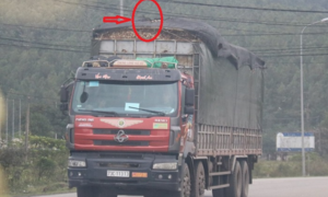 Vì sao xe chở dăm gỗ cơi nới thành thùng tiếp tục vô tư náo loạn Cảng Lào-Việt?