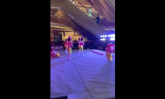 Clip: Quần quá rộng, bé gái ngã nhào trên sân khấu 