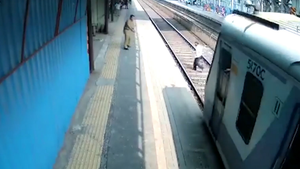 Video: Đánh rơi giày trên đường ray, người đàn ông suýt bị tàu hỏa cán chết