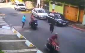 Clip: Gặp cảnh sát, tên cướp 'vứt' cả đồng bọn, chạy trối chết