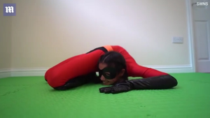 Video: Bé gái 12 tuổi ở Anh có biệt tài uốn dẻo đến mức khó tin