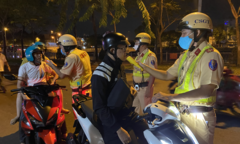 CSGT TP.HCM đo nồng độ cồn, người vi phạm than uống 2 chai bia phạt 4 triệu đồng