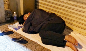 Ảnh: Xót xa cảnh người vô gia cư nằm co ro bên góc phố Sài Gòn giữa đêm trở gió