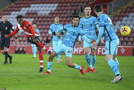 Kết quả Ngoại Hạng Anh: Thua Southampton, Liverpool dễ bị Man Utd soán ngôi đầu