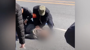 Video: Tài xế xe buýt hô hấp nhân tạo, cứu cụ già bị ô tô tông tại Trung Quốc