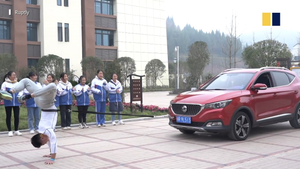 Video: Xem người đàn ông đi bằng tay, kéo xe hơi tại Trung Quốc