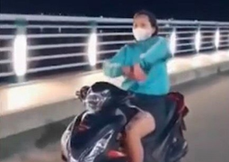 'Nữ quái' đầu trần phóng xe như bay, thả tay múa quạt trên đường