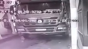 Đang nằm dưới gầm sửa xe, tài xế bị cán qua người chết thương tâm