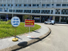 Bệnh viện Trung ương Huế tiếp nhận nhiều bệnh nhân Lào trong đại dịch COVID-19