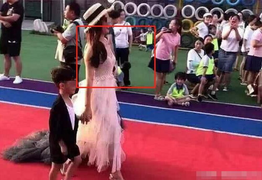 Mặc váy gợi cảm đi họp phụ huynh, bà mẹ bị chỉ trích dữ dội