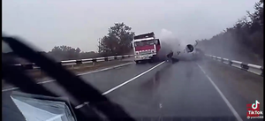 Video: Cố tình vượt ẩu, xe hơi bị container tông biến dạng