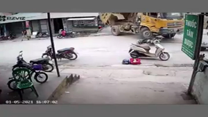 Video: Khoảnh khắc xe tải lùi kéo lê xe máy gây náo loạn tại Cao Bằng