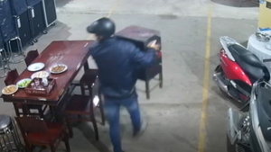 Video: Hai thanh niên đến đám tang trộm thùng tiền phúng điếu