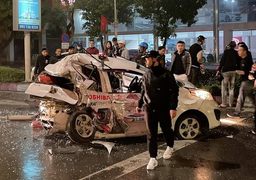 Xe taxi bị đâm nát ở ngã tư, nữ hành khách nguy kịch