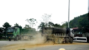 Đoàn xe tải cơi nới thành thùng tung hoành ở Thanh Hóa khiến dân sợ hãi