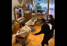 Chết cười xem clip tiệm cắt tóc thời COVID-19