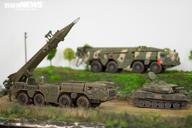 Ngắm dàn xe tăng, tên lửa mô hình cực hiếm của người đàn ông 7X