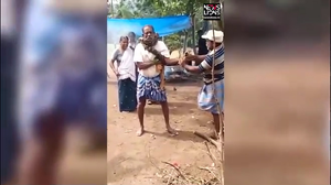 Video: Giải cứu người đàn ông bị trăn gấm siết cổ ở Ấn Độ 