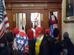 Video: Khoảnh khắc người phụ nữ bị bắn chết trong tòa nhà Quốc hội Mỹ