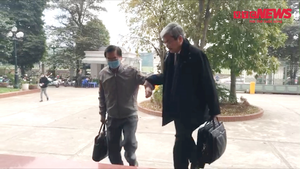 Video: Luật sư dìu cựu Bộ trưởng Vũ Huy Hoàng tới hầu tòa