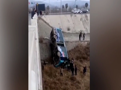 Video: Xe cấp cứu tông xe buýt rơi xuống sông cạn