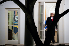 Trump tìm cách 'ngáng đường' chính quyền Biden vào phút cuối