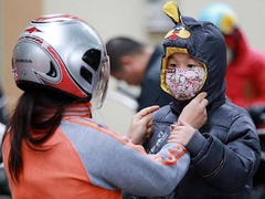 Hàng nghìn học sinh miền Bắc nghỉ học tránh rét