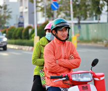 Ảnh hưởng không khí lạnh, người Sài Gòn co ro đi làm