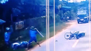 Video: Đi sai đường còn vác gậy đánh người sau va chạm giao thông ở Bình Phước