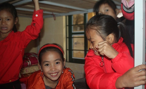 Trời rét hại, trẻ vùng cao mong được đến trường để tắm nước nóng, ngủ chăn ấm
