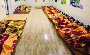 Áo giữ nhiệt, xe Grab và những sáng kiến chống rét cho con của phụ huynh Hà Nội