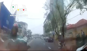 Video: Nữ 'ninja' lấn làn, đâm trực diện vào xe hơi