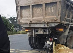 Xe máy tông đuôi xe tải trên Quốc lộ 10, ba người thương vong