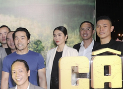 Vợ chồng Tăng Thanh Hà sánh đôi đi xem phim