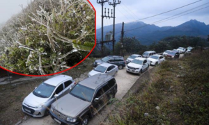 Du khách ùn ùn kéo lên ngắm băng tuyết, đường lên đỉnh Mẫu Sơn tắc dài