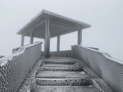 Đỉnh Mẫu Sơn giảm còn -3,4 độ C, nhiều nơi khả năng xuất hiện mưa tuyết