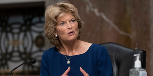 Thượng nghị sĩ Cộng hòa đầu tiên đề nghị ông Trump từ chức