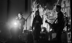Rock band hội ngộ fan, 'đốt cháy' Hà Nội giữa trời băng giá