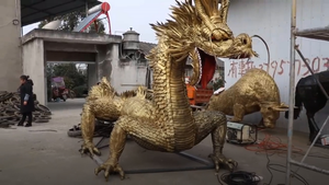 Video: Biến lốp xe cũ thành 'rồng vàng' ở Trung Quốc