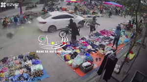 Video: Kinh hãi khoảnh khắc ‘xe điên’ lao vào chợ cóc tại Hải Phòng