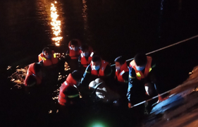 Người đàn ông chết thảm cùng con bê trong hồ nước thải 