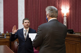 Tham gia vào vụ bạo động tại tòa nhà Quốc hội, Hạ nghị sĩ từ chức