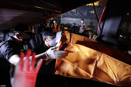 Indonesia tìm thấy nhiều mảnh thi thể và mảnh vỡ kim loại máy bay trên biển 