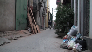 Video: Rác thải bốc mùi hôi thối bủa vây xã ngoại thành Hà Nội