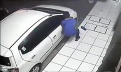 Clip: Hai tên trộm bất lực vì gương ô tô quá cứng